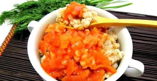 Перловка с томатной подливой