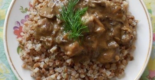 Гречка с мясом и грибной подливкой