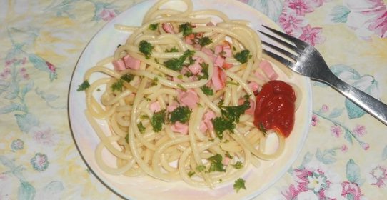 Макароны с колбасой