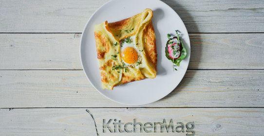 Яйцо с ветчиной в блинчике: оригинальный завтрак