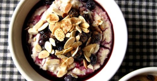 Овсяная каша с душистыми пряностями и черничным компотом