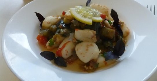 Кальмары с баклажанами, томатами и базиликом