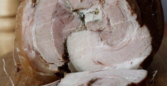 Рулет из свинины в луковой шелухе