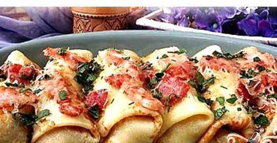 Фаршированные блины, запеченные с ветчиной и сыром