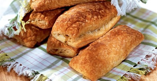 Слоеные пирожки с фасолью