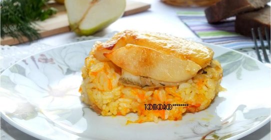 Тилапия с винными грушами на рисовой подушке