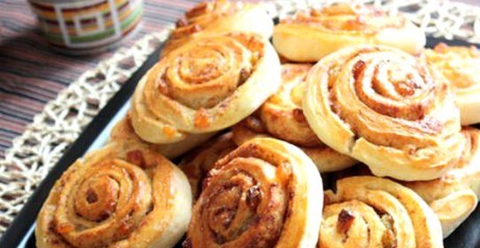Рулетики с изюмом и корицей
