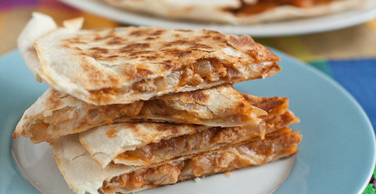 Простейшая кесадилья со свининой к завтраку