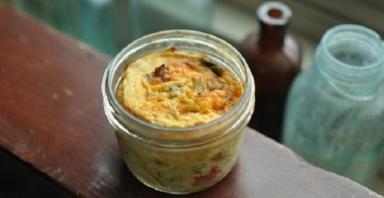 Яичница в баночке с сыром и спаржей
