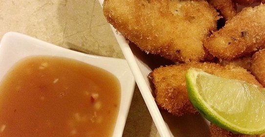 Курица, маринованная в самодельном кокосовом молоке и обжаренная в кокосовой муке с пармезаном