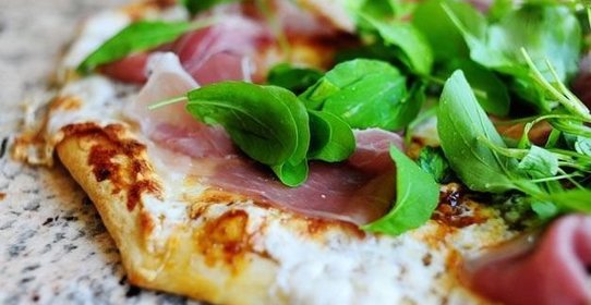 Быстрая пицца с моцареллой, ветчиной и соусом песто