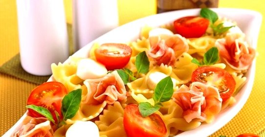 Макароны с беконом, моцареллой и помидорами
