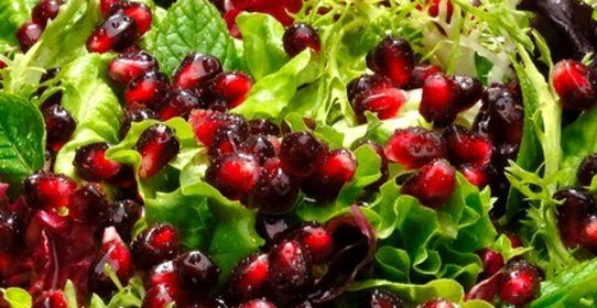 Зеленый салат с гранатом