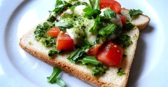 Горячий средиземноморский бутерброд