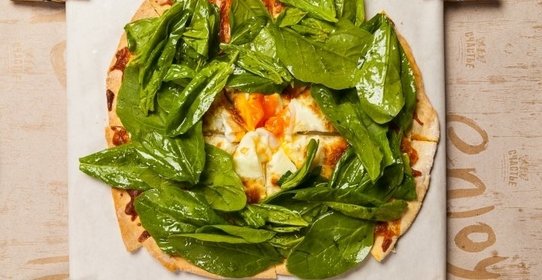 Пирог с моцареллой и шпинатом