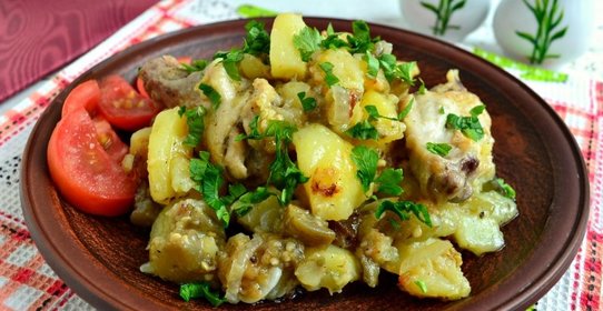 Картофель с куриными крылышками и баклажанами на сковороде