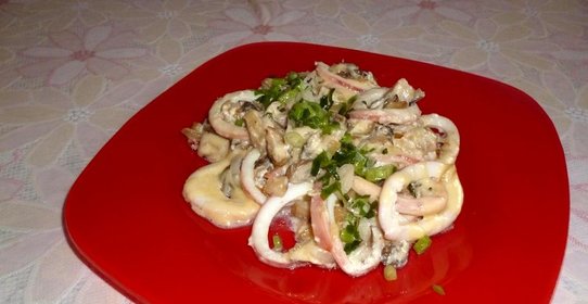 Кальмары, тушенные с грибами, луком и сыром