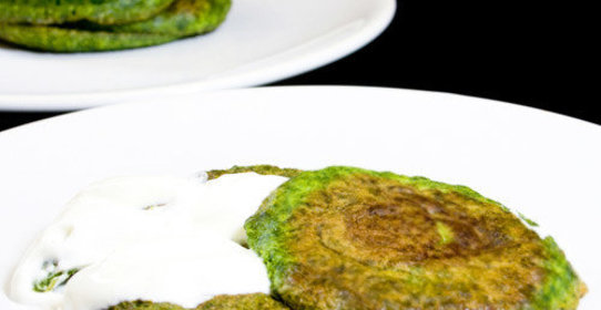 Оладьи из шпината и спаржи