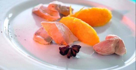 Филе кролика, тушенное с вином и бадьяном