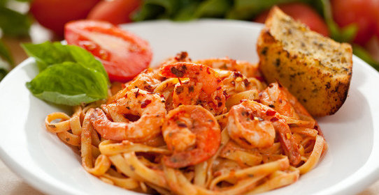 Паста с пряными креветками и томатным соусом