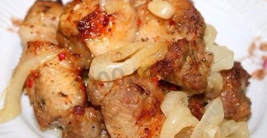 Шашлык в духовке на луковой подушке