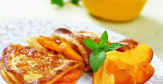 Карамелизированные блинчики, запеченные с персиками
