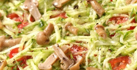 Тиан из тертого редиса, огурца и маринованных грибов с нерафинированным подсолнечным маслом