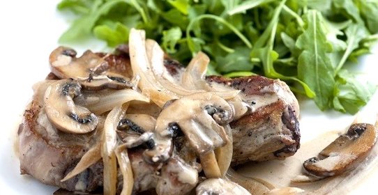 Свиные отбивные под белым соусом