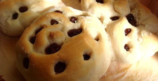 Булочки с изюмом для завтрака