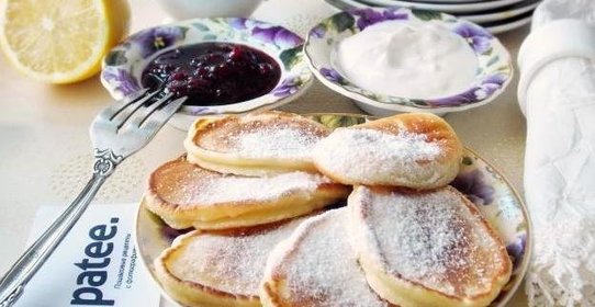 Лимонные оладьи с вишневым джемом