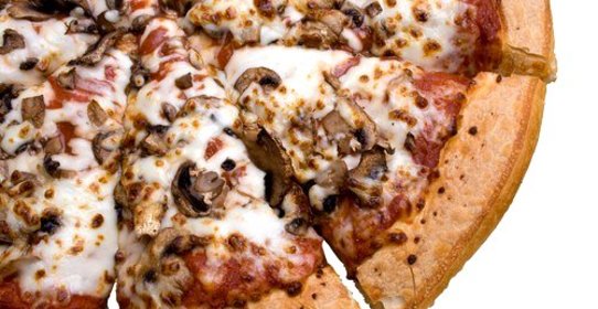 Пицца со свежими грибами под соусом