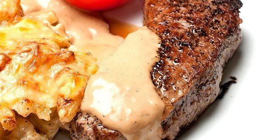 Стейки с соусом из розового перца