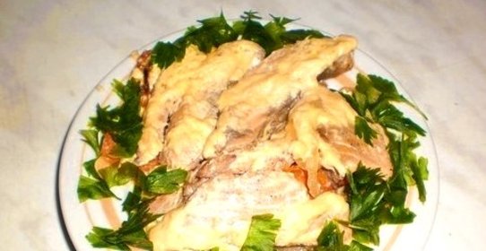 Горбуша с морковью и луком