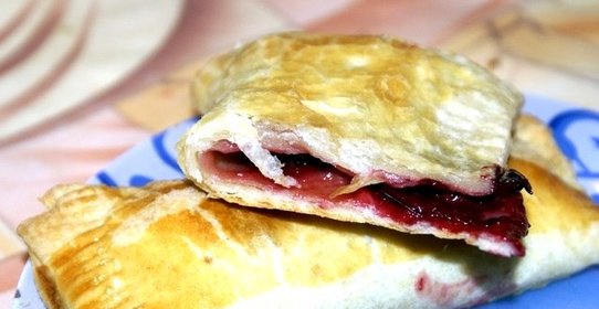 Слоеные пирожки с вишней