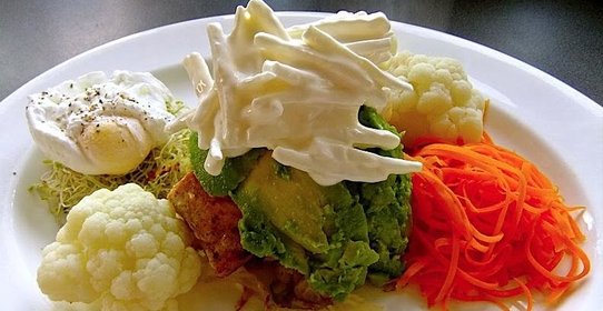 Обжаренная цветная капуста с яйцом-пашот