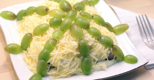 Салат с виноградом и курицей