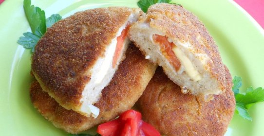 Котлеты куриные с сыром и помидорами
