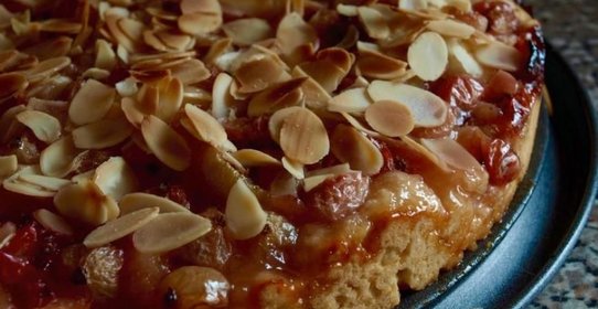 Пирог с крыжовником и миндалем