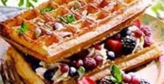 Вафельный торт с ягодами