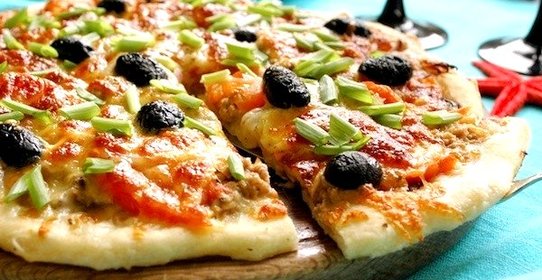 Пицца с консервированным тунцом и луком