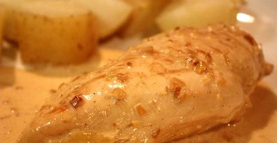 Курица, тушеная в соусе