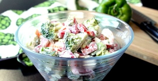 Крабовый салат с брокколи и болгарским перцем