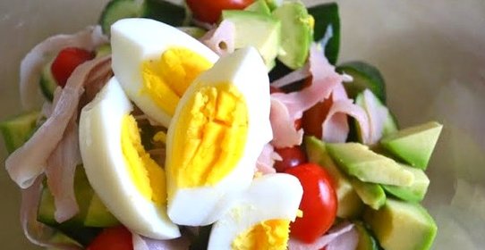 Салат с мясом, помидорами и яйцами