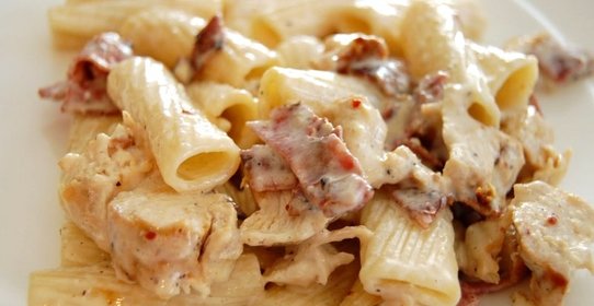 Паста с беконом и курицей