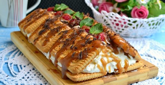 Торт из печенья и творога с малиной (без выпечки)