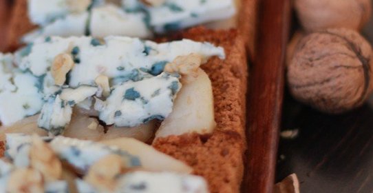 Брускетта с грушей и сыром рокфор