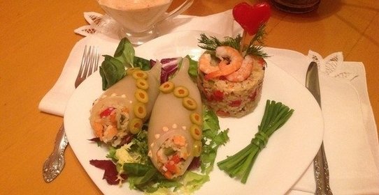 Кальмары, фаршированные рисом, овощами и креветками