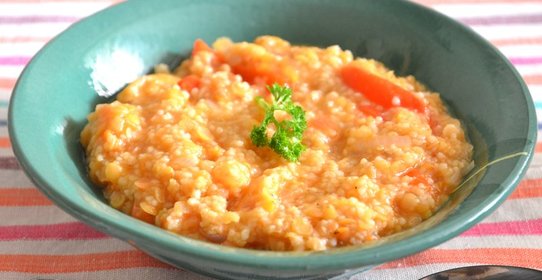 Томатный суп-похлебка с кускусом, сладким перцем и острым чили