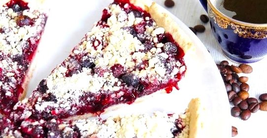 Постный пирог с черной смородиной