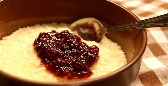 Пшенная каша с малиновым джемом
